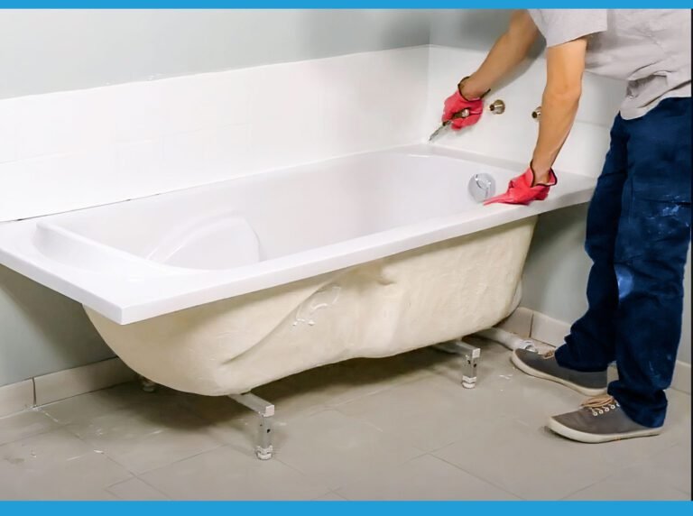 Plombier effectuant le remplacement d'une baignoire blanche, avec des gants de protection et des outils spécialisés
